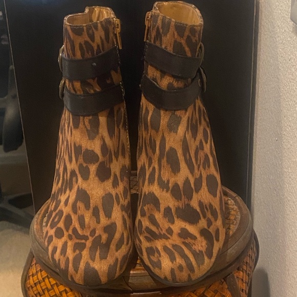 Jaclyn Smith, wedge, leopard texture tile just come above the ankles - Picture 15 of 16